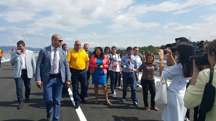 Премиерът Бойко Борисов, министър Лиляна Павлова и шефът на пътната агенция Лазар Лазаров провериха как върви строежът на западната дъга.