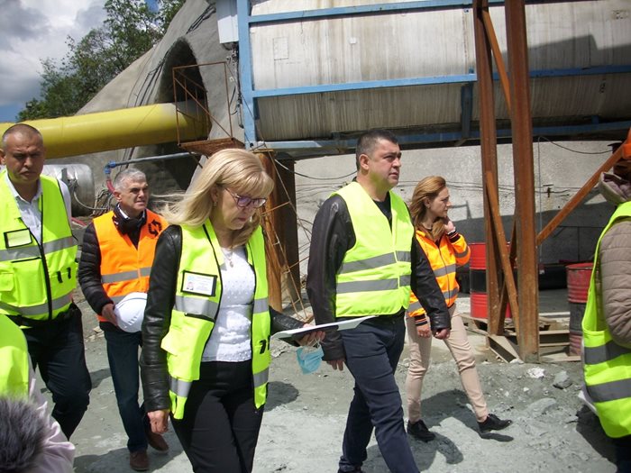 Министър Петя Аврамова и председателят на УС на АПИ Георги Терзийски стигнаха на 500 м в прокопания тунел "Железница"