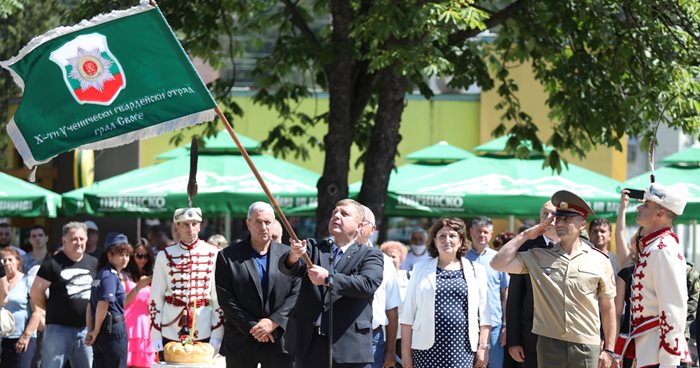 Красимир Каракачанов връчи в понеделник знамето на гвардейски ученически отряд в Своге.