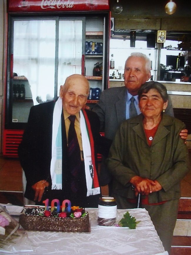 Преди 5 години дядо Стойчо отпразнува тържествено 100-годишния си юбилей. До него е втората му съпруга Ирина, която починала през 2019 г. на 82 години.
