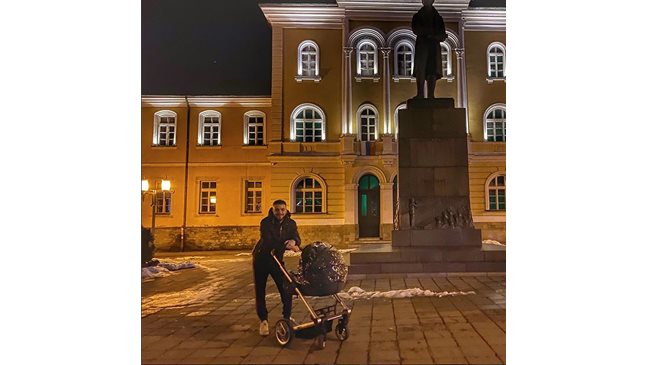 Криско разхожда дъщеря си в гимазията в Габрово, в която е учил