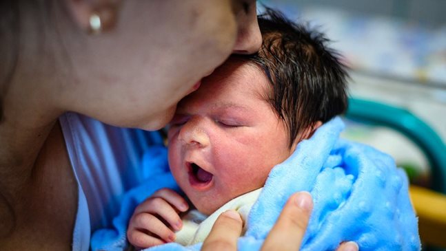 Бременната с COVID-19, която обиколи варненските болници преди дни, роди здраво момиченце