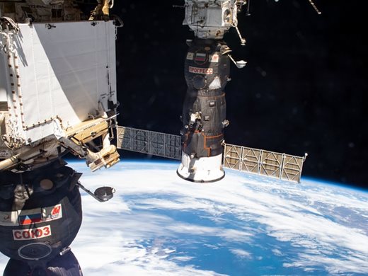 Товарният космически кораб "Прогрес", който се скачи с МКС, губи налягане