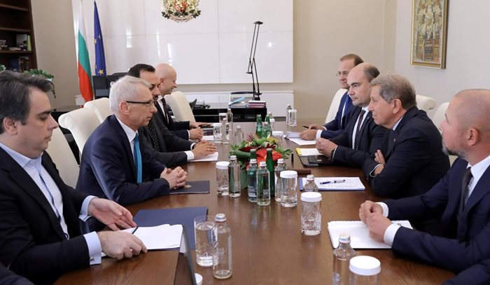Премиерът акад. Николай Денков и министри на среща с представители на "Лукойл Нефтохим Бургас"