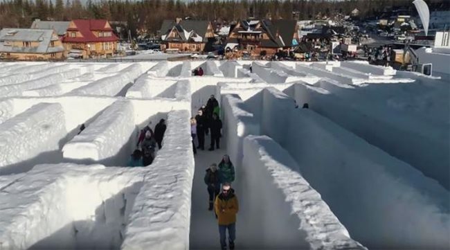 Съоръжението е построено в най-популярния полски ски курорт Закопане