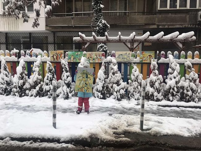 Малката помощничка на Яхнаджиев показва картините му.
СНИМКИ: ЛИЧЕН АРХИВ