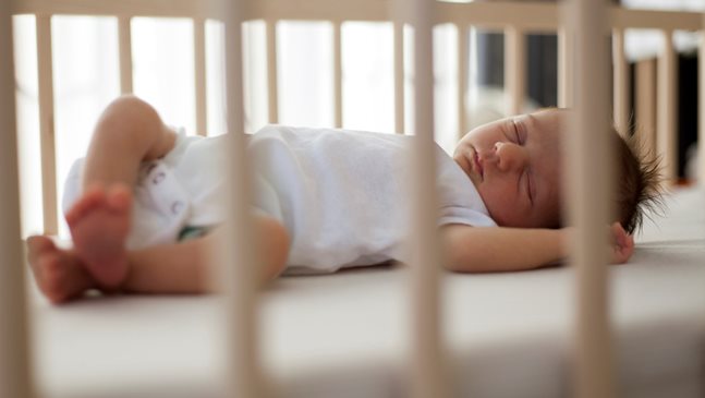 Защо е хубаво бебето да спи в отделна стая