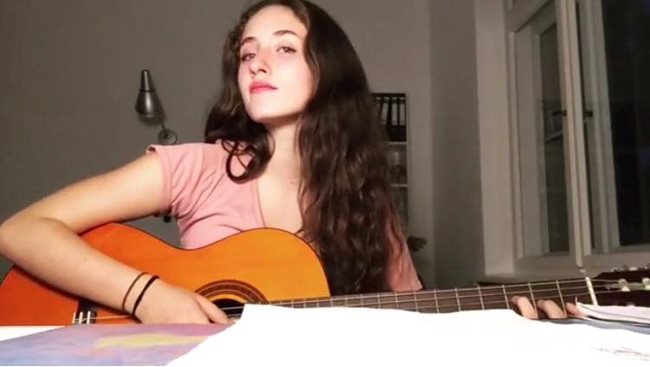 Момичето пее с ангелски глас