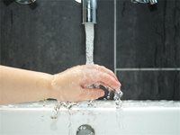 Миенето на ръцете спестява куп главоболия