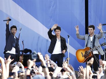 Jonas Brothers със собствена линия сърф шорти