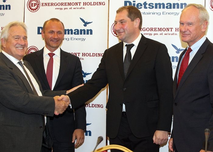 Председателят на УС на "Дитсман" Питър Китеман се поздравява с  главния изпълнителен директор на "Енергоремонт Холдинг" Теодор Осиковски, между тях е Росен Христов, а първият вдясно е Жил Рейнарт.