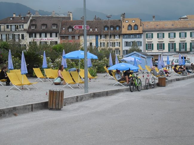 В центъра на градчето има изкуствен плаж с пясък, където чадърите и шезлонгите са безплатни.