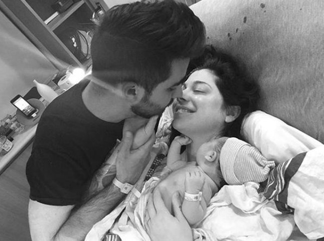 Пол Костабайл лично се е похвалил с радостната вест в сайта Инстаграм, публикувайки снимка със съпругата и новородената си дъщеря.
