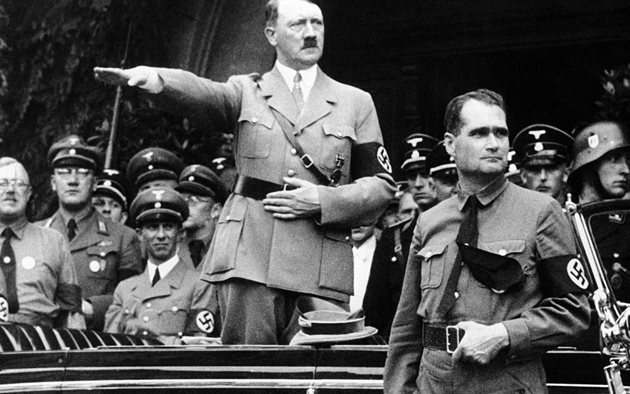 Хес (отпред вдясно) и Хитлер на парад
