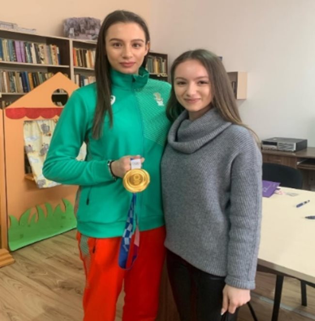 Олимпийската шампионка Мадлен Радуканова с талантливата Виктория Петрова от Айтос