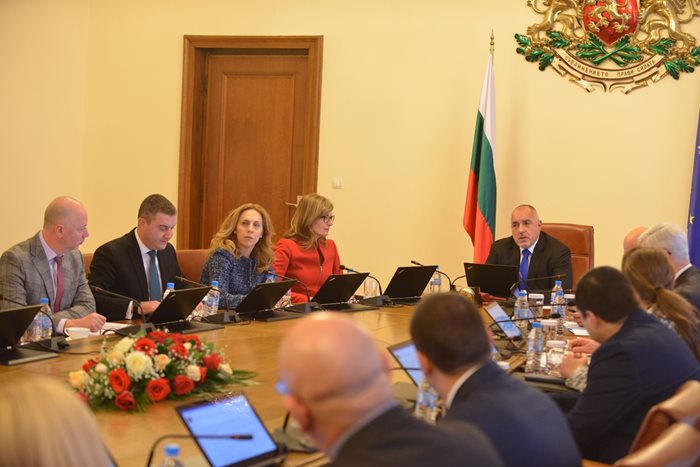 Премиерът Борисов разпореди на финансовия министър Владислав Горанов да подготви промени в Закона за БНБ, с които промяната на валутния курс да може да се прави само след ратификация на парламента.