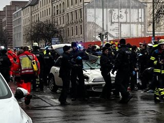 Часове преди Конференцията по сигурност в Мюнхен: Кола се вряза в пешеходци, има поне 20 ранени (Видео)