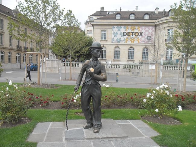 Паметникът на Чарли Чаплин, който прекарал последните 25 г. от живота си в градчето край Женевското езеро.
