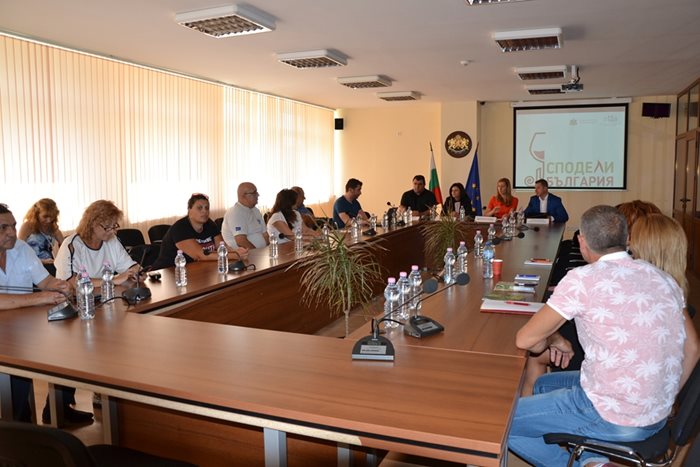 Участници в дискусията, която се проведе в Кърджали.
