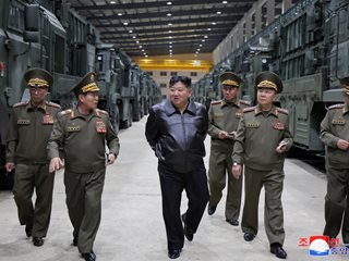 Ким Чен Ун инспектира нови тактически ракетни системи (Снимки)