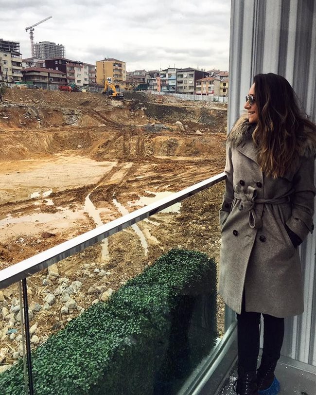 Красивата наследница гледа към мястото в Истанбул, където ще се издигне луксозен жилищен комплекс, носещ нейното име - Mina Towers.