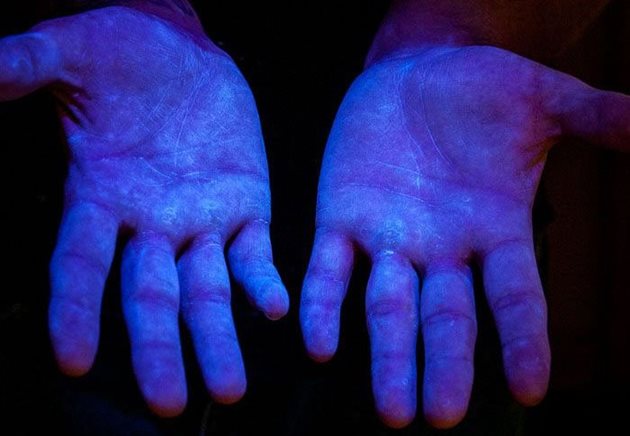 Флуоресцентен материал под улравиолетова светлина, за да се види покритието на ръцете Снимка: www.glogerm.com