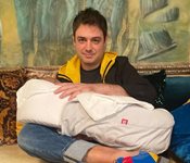 Щастливият татко гушна чаканото бебе - великденското чудо на Камелия (Снимки)