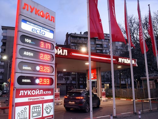 Рафинерията в Бургас с повече руски нефт, махат и биодобавката, за да държат цените на горивата под 3 лева