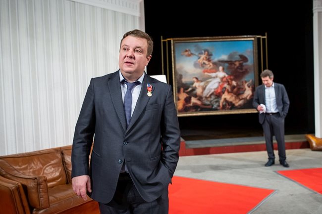 Васил Драганов в ролята на министъра на транспорта в пиесата "Под масата" в Търговище.
Снимка: Драматичен театър Търговище
