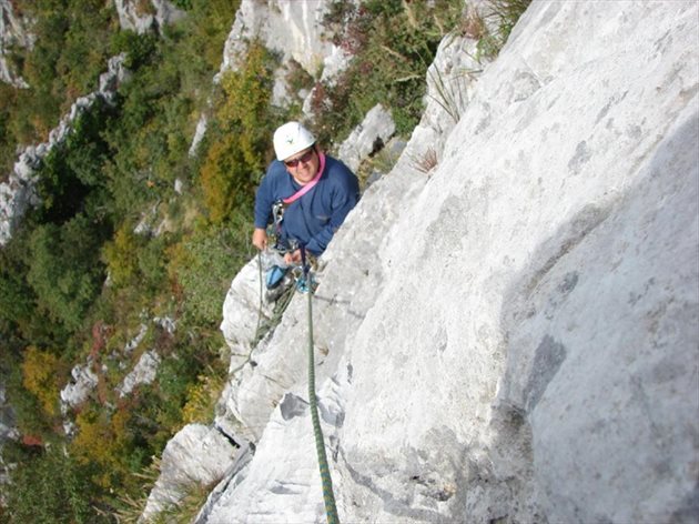 Общото между планинарството и хирургията е адреналинът, казва Олег Чолаков. Тук катери Врачанския Балкан.
