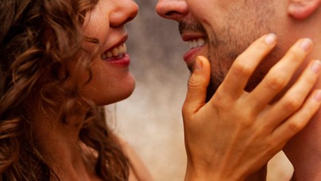 Къде мъжете обичат да ги пипат, когато се целуват?