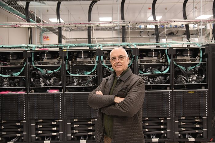 Суперкомпютърът в София може да прави  4,4 милиона милиарда  изчисления в секунда, казва ръководителят на проекта Петър Статев.

