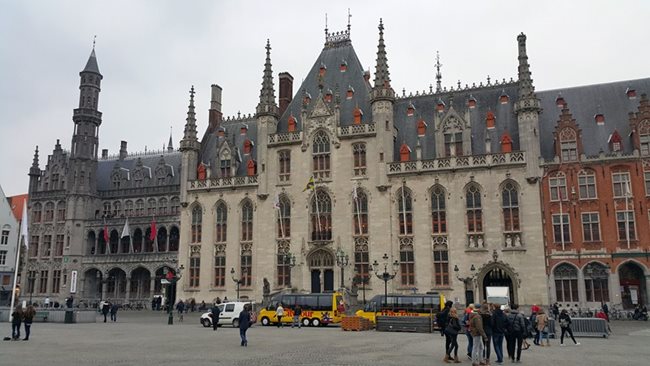 Палатът на централния площад, който днес е съд, служил за седалище на управата на Западна Фландрия. Между 1881 и 1921 г. той е построен отново от нулата пак в неоготически стил.