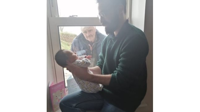 Дядо се запозна с внучето си през прозореца в Ирландия (Снимка)