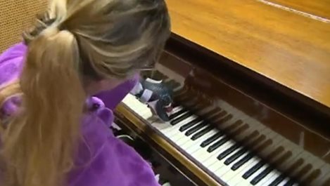 Жена с трансплантирани ръце отново свири на пиано