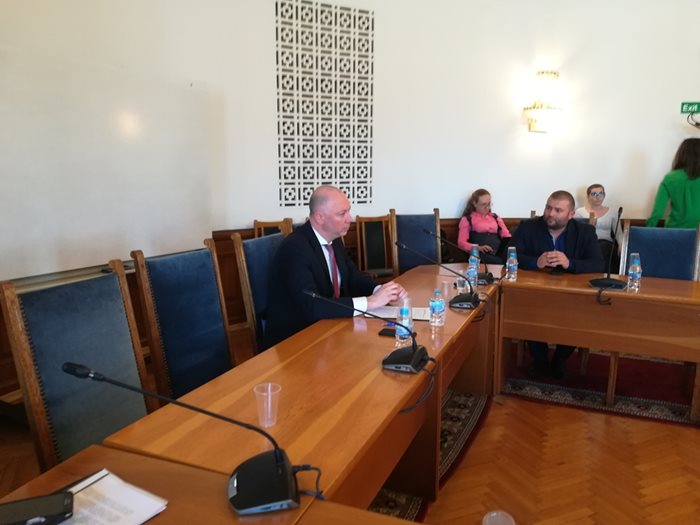 Транспортният министър представи пред ресорната комисия в парламента работата по концесионната процедура за летище “София”.