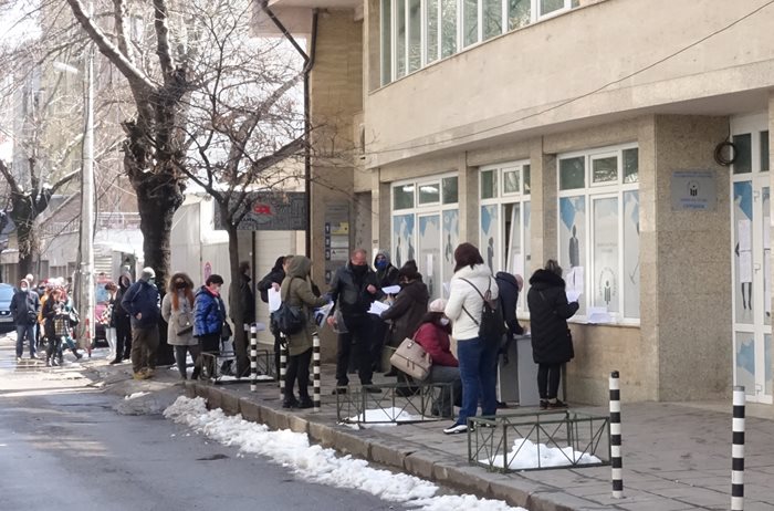 Безработни чакат на дълга опашка пред едно от софийските бюра по труда. СНИМКА: НИКОЛАЙ ЛИТОВ
