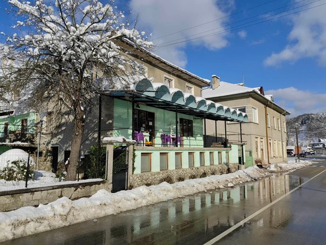 Кръчма в село Вонеща вода, която работи само вечер и то, ако има хора.