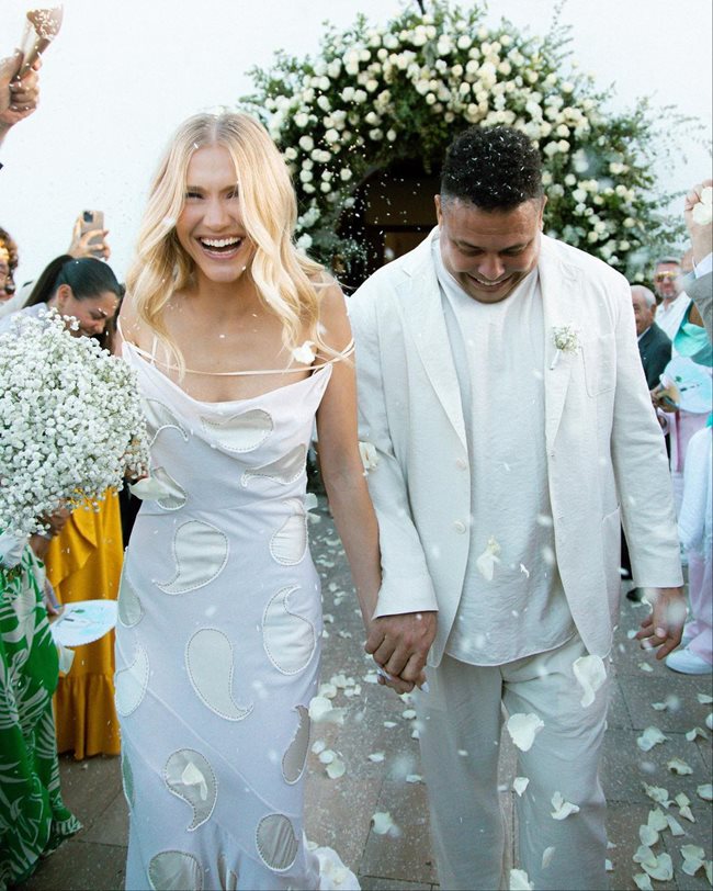 Селина и Роналдо излизат от църквата, а приятели и роднини ги посипват с бели цветчета.