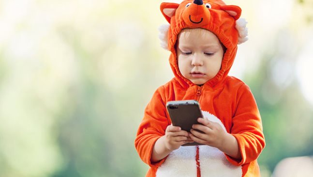 Лекар: Дръжте телефоните си далече от бебетата