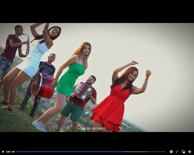 Кадър от видеоклипа, на който три момичета, облечени в бяла, зелена и червена рокли, танцуват кючек. 
СНИМКИ: СТОПКАДЪР