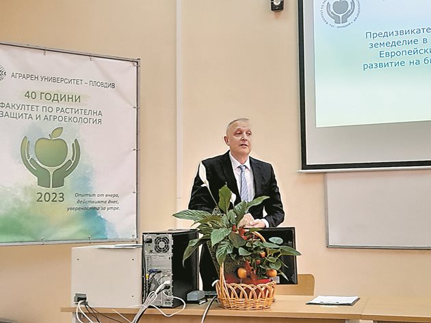 Проф. д-р Владислав Попов, заместник ректор на АУ