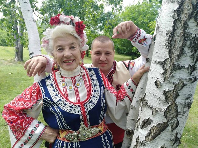 Янка Рупкина има общи проекти и с народния певец Илиян Йорданов.

