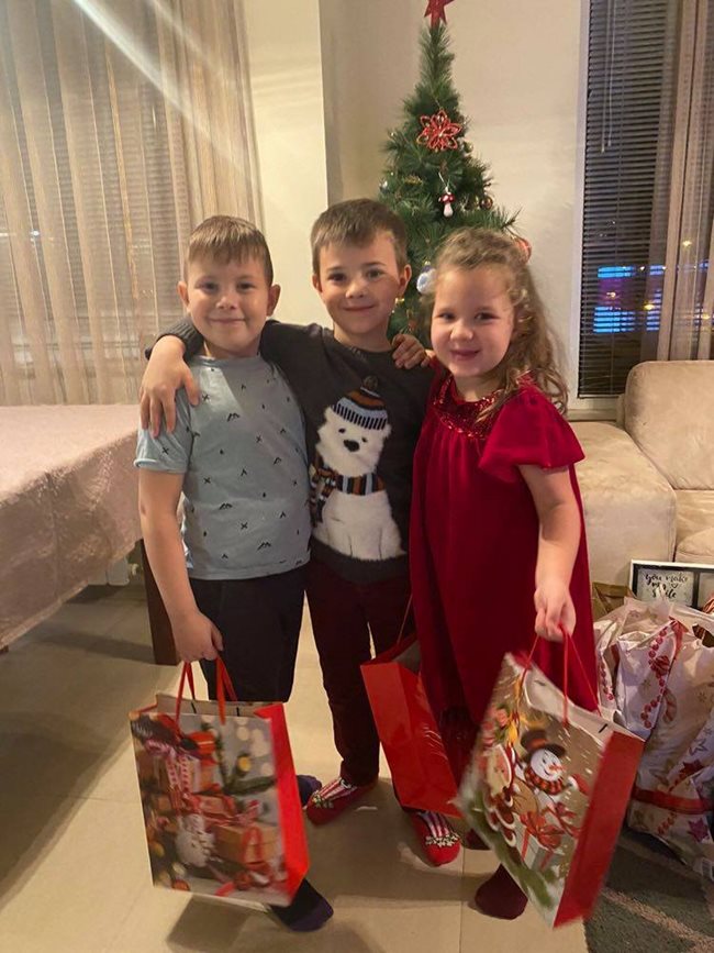 Това са братовчедите Никола, на 7 години, Кирил, на 6 години, и Виктория, на 3 години. Те получиха от Дядо Коледа много книжки, шах и кънки.