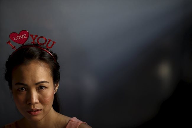 Жена носи диадема с "Обичам те" за "Свети Валентин"/ Банкок, Тайланд.