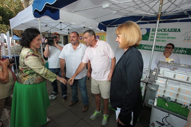 Кметът на София Йорданка Фандъкова и министърът на земеделието Десислава Танева разговарят с производители на фермерския пазар пред МЗХ