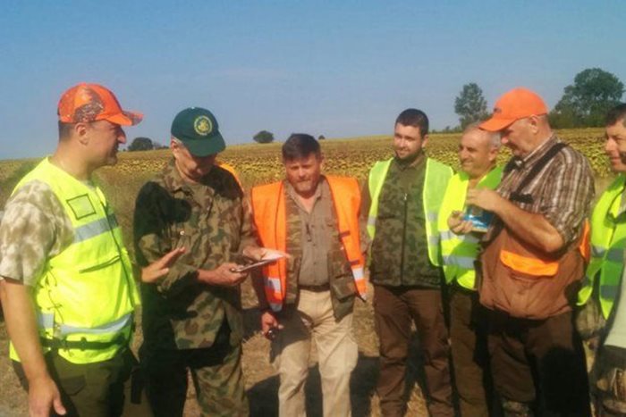Зам.-министърът на земеделието Атанас Добрев инструктира ловци.