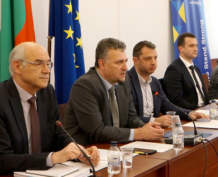 Иван Иванов (вляво) обяви какви мерки ще се вземат от държавата заради поскъпването на тока на борсата и че няма да има шоково увеличение на цената за бита от 1 юли.