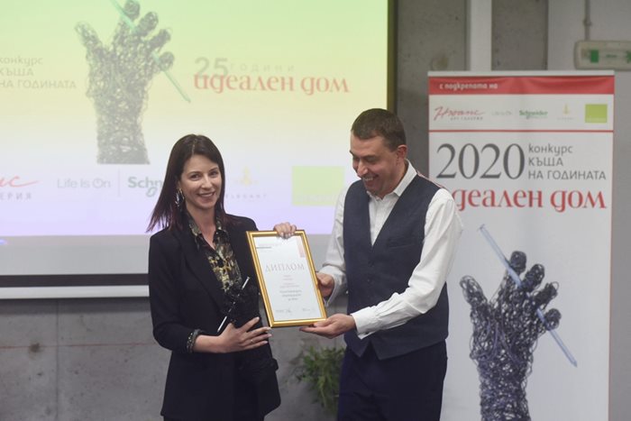 Арх. Здравко Здравков връчи наградата на Райна Марандина, победител в категория "Обществен интериор"