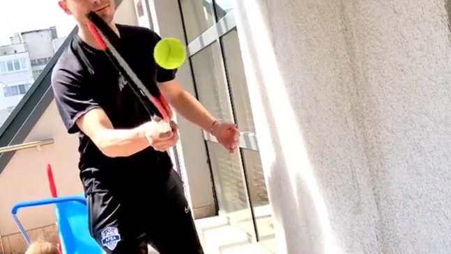 Демир Доган забавлява сина си Адмир с тенис (Видео)